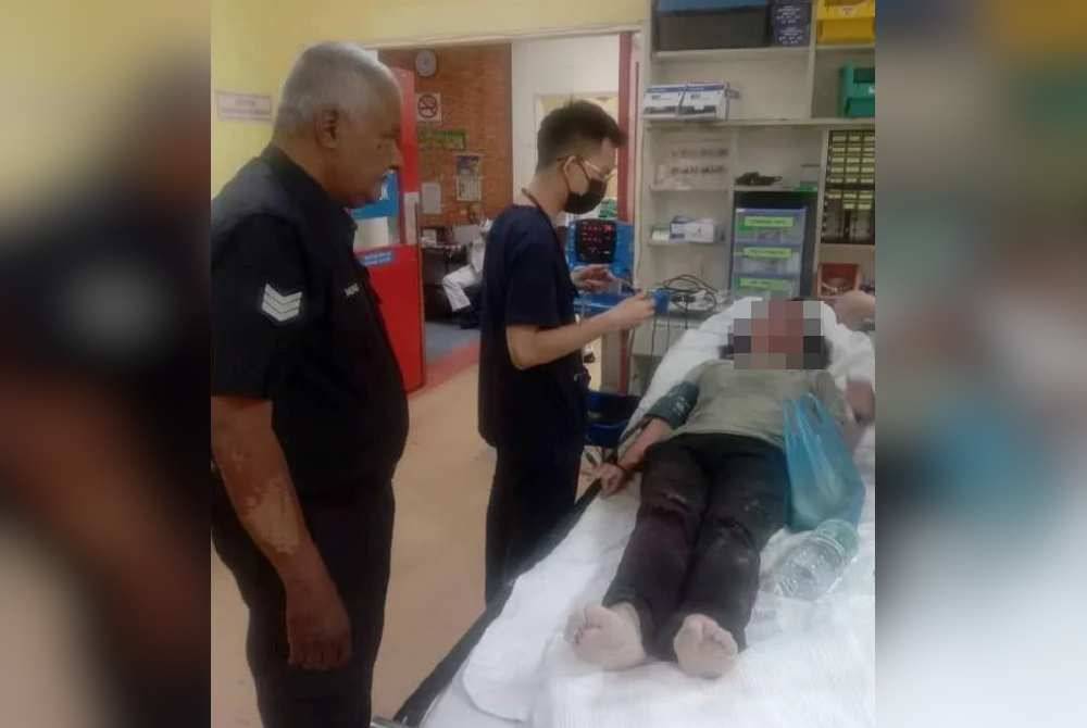 Remaja 17 tahun itu berjaya diselamatkan selepas lambaiannya meminta tolong disedari seorang pegawai operasi bomba pelabuhan kira-kira 9 pagi tadi. - Foto ihsan bomba