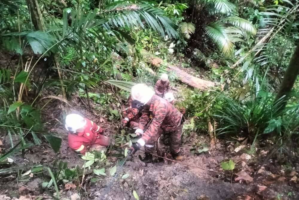 Pasukan bomba membawa naik mangsa yang cedera di kaki dan bahu menggunakan pengusung di Jalan Bukit Larut, Taiping. - Foto ihsan Bomba Perak.