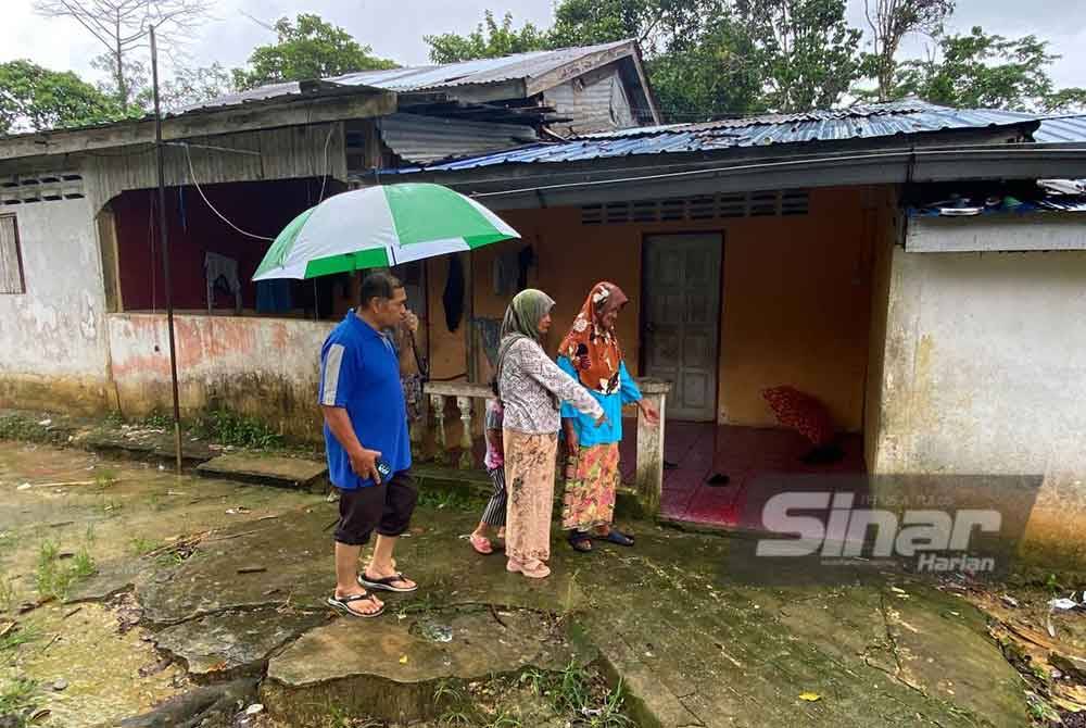 Jiran mangsa menunjukkan lokasi mangsa digigit oleh kera pada Jumaat.