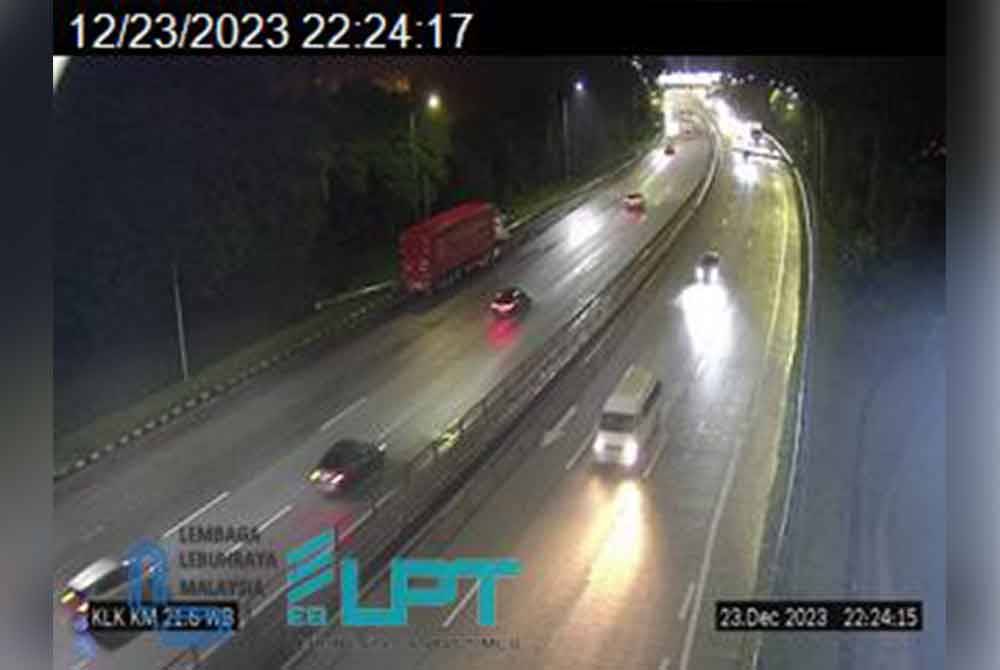 Aliran trafik di KM21.6 Lebuhraya KL-Karak lancar pada malam Sabtu.