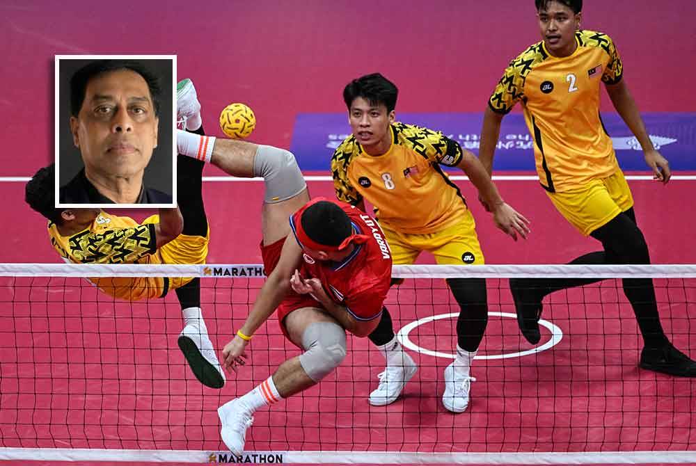 Aksi pemain Thailand, Varayut Jantarasena (tengah) yang dihadang pemain Malaysia, Mohamad Azlan Alias dalam acara final lelaki berpasukan final Sukan Asia 2022 pada September lalu. GAMBAR KECIL: ABDUL HALIM