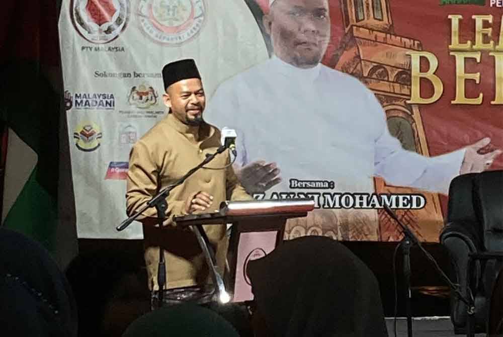 Sidek semasa berucap pada program Lembah Pantai Berselawat pada Sabtu.