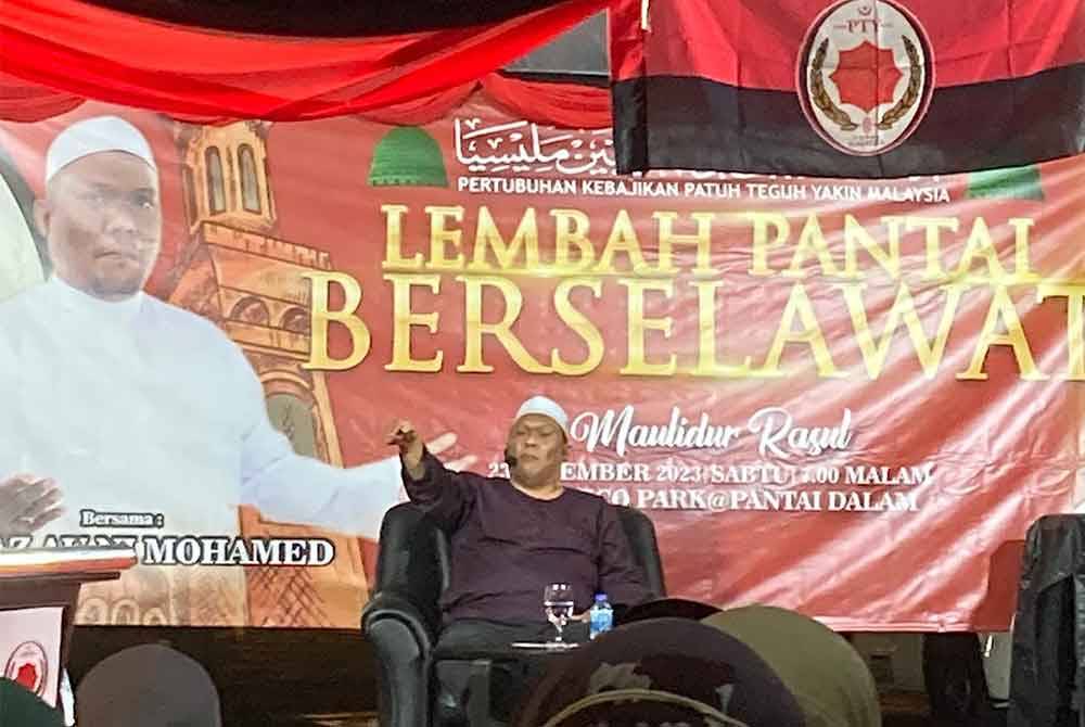 Ustaz Auni semasa program Lembah Pantai Berselawat pada Sabtu.