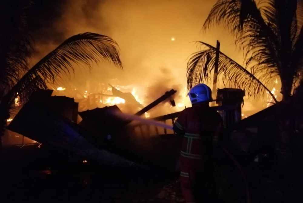 Pasukan bomba berusaha memadamkan kebakaran bangunan Madrasah Al-Fattah, Kampung Sungai Batu 19, Sandakan.
