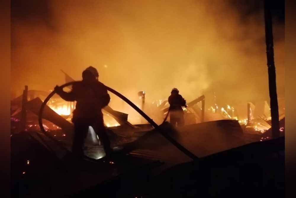 Pasukan bomba berusaha memadamkan kebakaran bangunan Madrasah Al-Fattah, Kampung Sungai Batu 19, Sandakan.