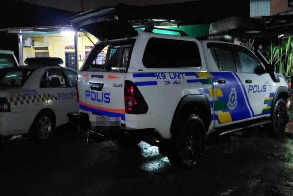 
Sepasukan polis termasuk K9 serta pasukan forensik hadir ke lokasi kejadian.