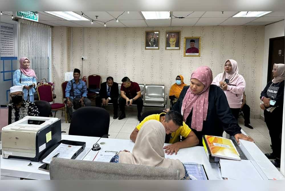 Seramai 18 peniaga Medan Putra menerima kunci lot kedai baharu di Unit Komersial MBAS, di Alor Setar pada 21 Disember lepas.
