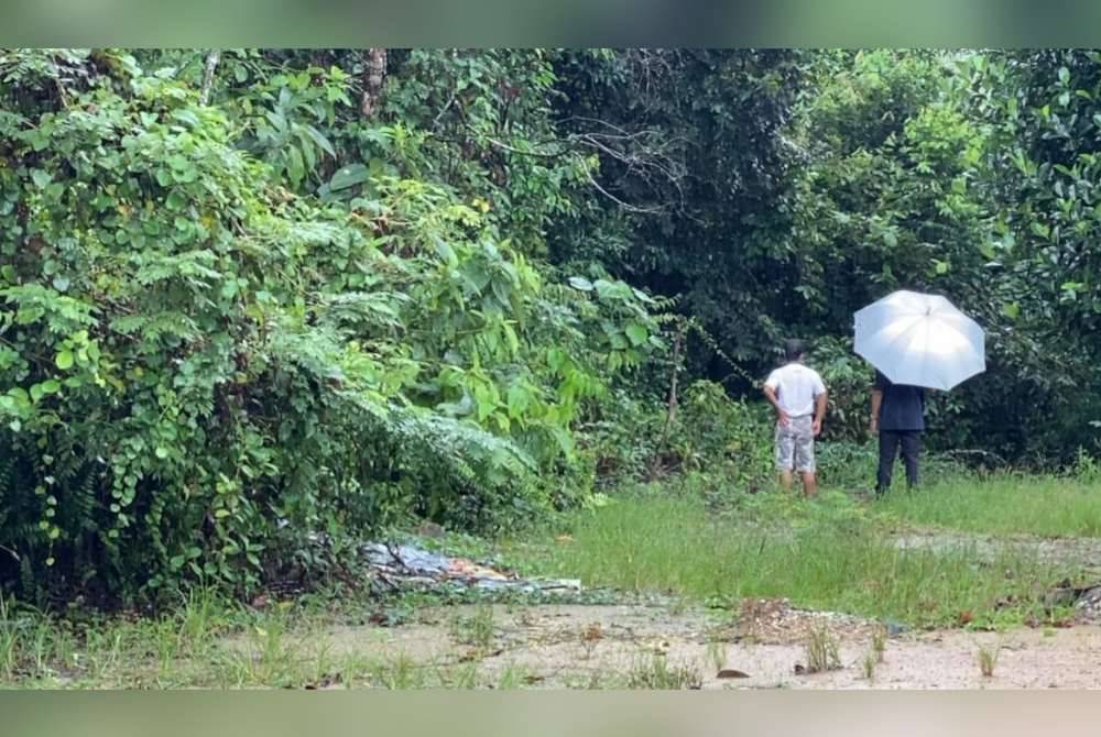 Penduduk menghalau kera bagi memastikan kanak-kanak di kawasan tersebut selamat.