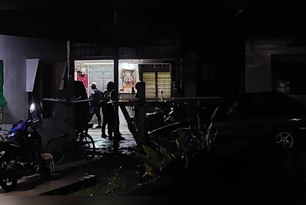 Polis menjalakan siasatan di lokasi kes bunuh dan tanam mayat seorang lelaki di Sungai Choh, Rawang pada Sabtu.