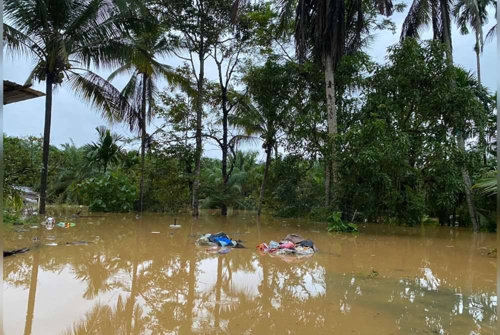 Setiap kali tibanya musim tengkujuh jambatan yang menjadi laluan utama itu akan ditenggelami banjir sekali gus menyebabkan penduduk terputus hubungan.