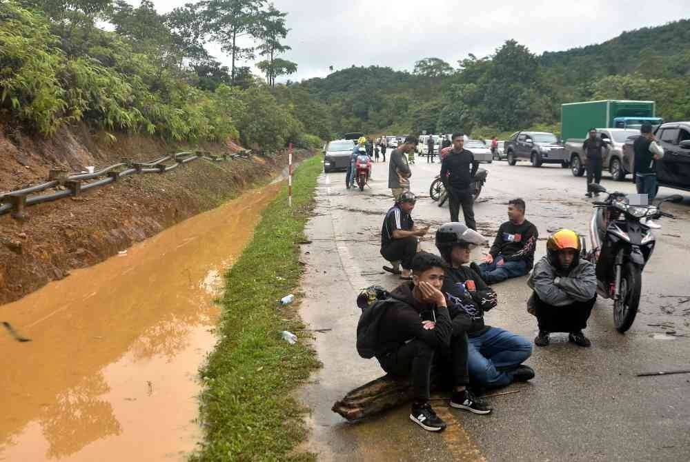 Sebahagian pengguna jalan raya yang mengguna laluan Lojing - Pos Blau - Kuala Betis, terkandas apabila air melimpah ke atas jalan ekoran hujan lebat sejak semalam ketika tinjauan hari ini. - Foto Bernama