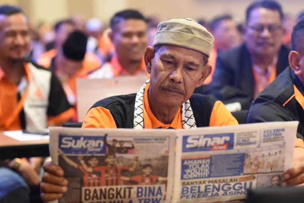 Perwakilan sempat membaca Sinar Harian ketika sesi rehat sempena Konvensyen Nasional Amanah 2023.