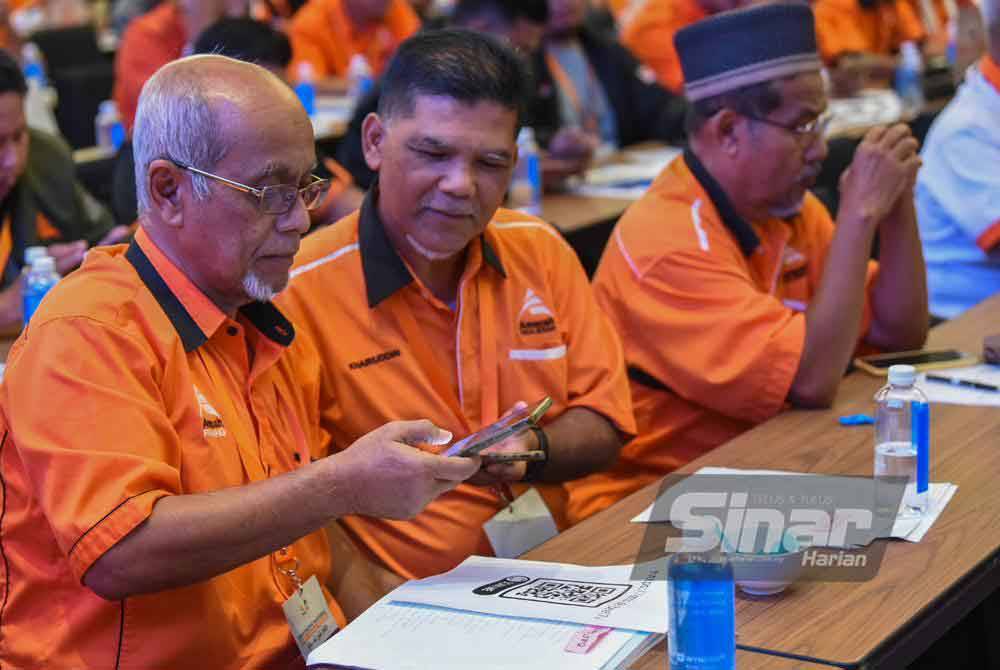 Perwakilan mengundi secara dalam talian bagi memilih speaker, timbalan speaker dan 27 jawatan kuasa pimpinan amanah bagi sesi 2023-2026 pada Konvensyen Nasional Parti Amanah Negara (Amanah) 2023 yang berlangsung di salah sebuah hotel di Klang pada Ahad. - Foto SINAR HARIAN/MOHD RAFIQ REDZUAN