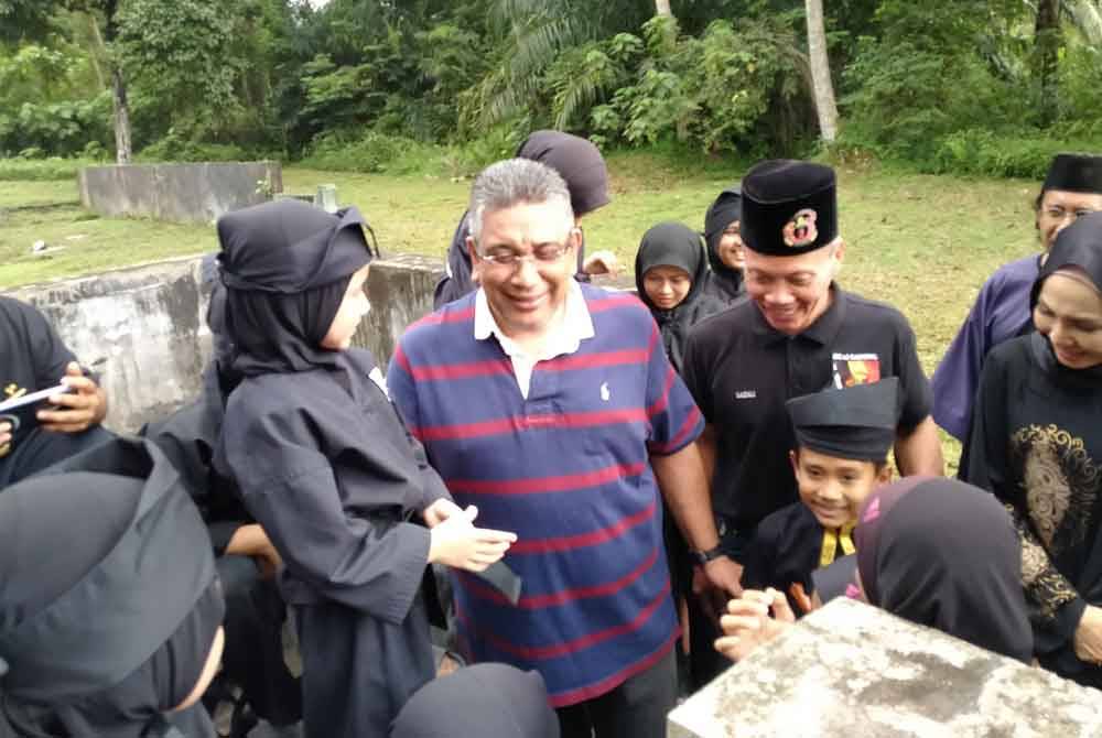 Megat Zulkarnain (tiga dari kiri) beramah mesra dengan pelatih Seni Silat Gayong ketika meninjau kawasan kediaman Meor Abdul Rahman di Jalan Air Kuning di sini pada Ahad.
