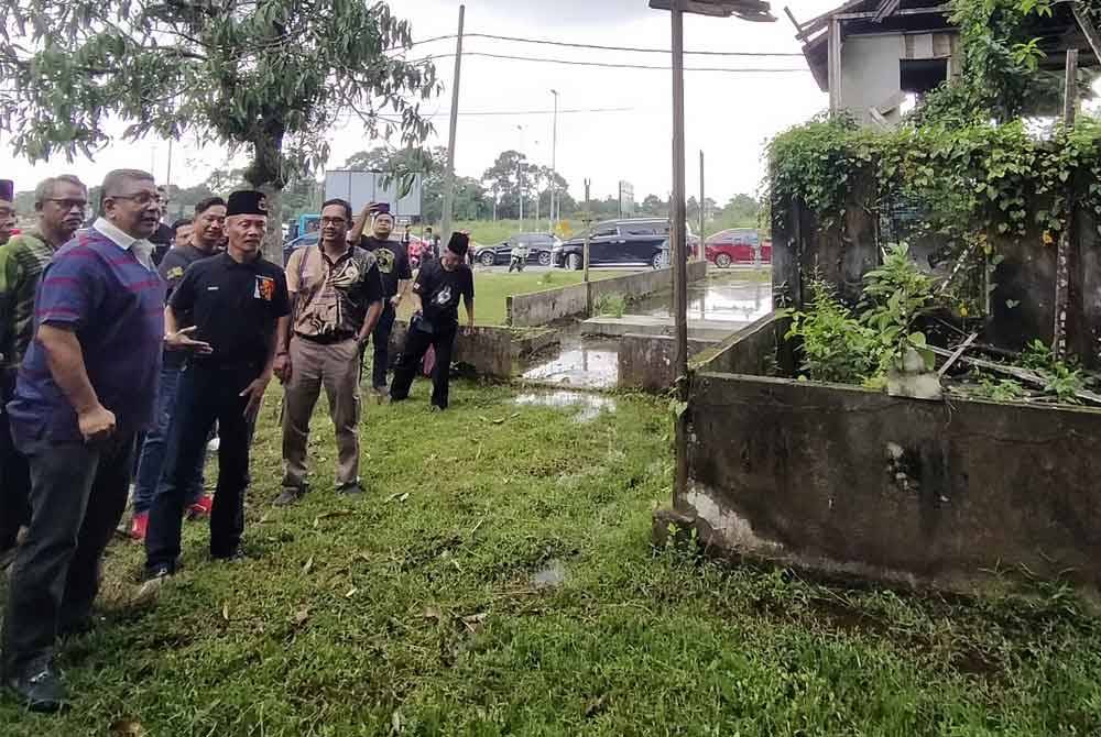 Megat Zulkarnain (kiri) melihat sendiri keadaan kediaman Pengasas Silat Seni Gayong Malaysia, Meor Abdul Rahman yang terbiar di Jalan Air Kuning di sini pada Ahad.