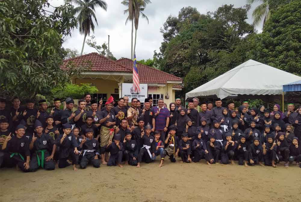 Megat Zulkarnain (tengah) turut bergambar bersama anak-anak Gayong di hadapan Wisma Sendo Gayong di sini pada Ahad.
