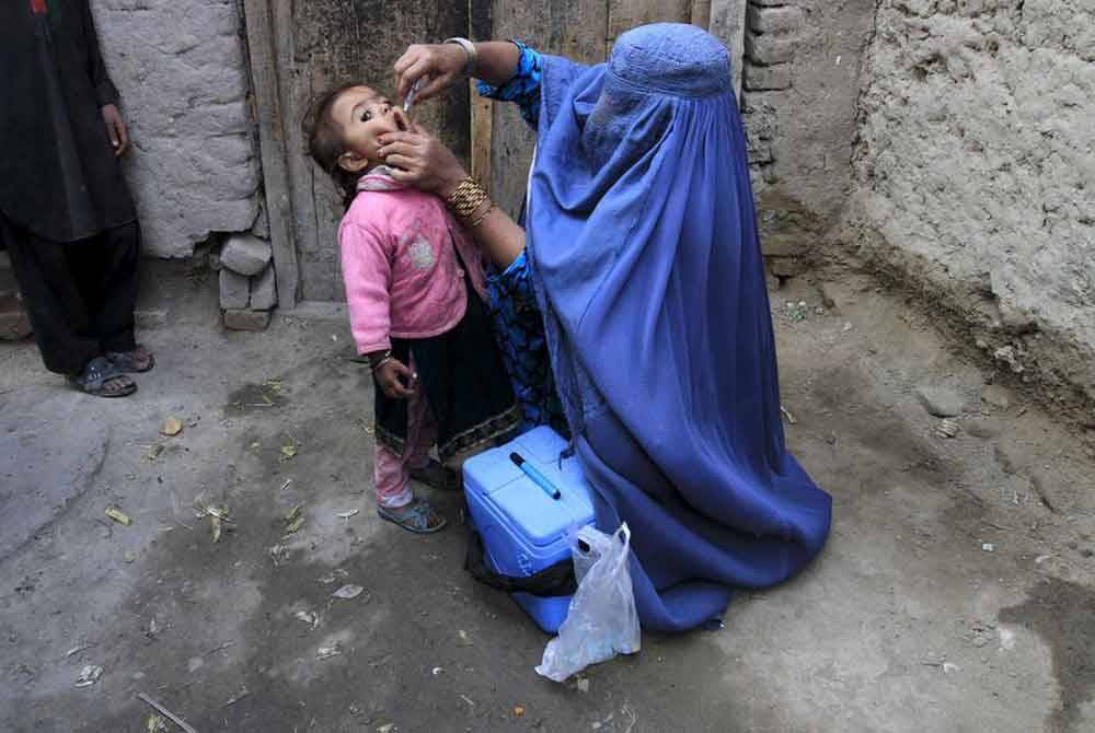 Seorang kanak-kanak menerima vaksin polio di pinggir Jalalabad, Afghanistan. - Foto: Reuters