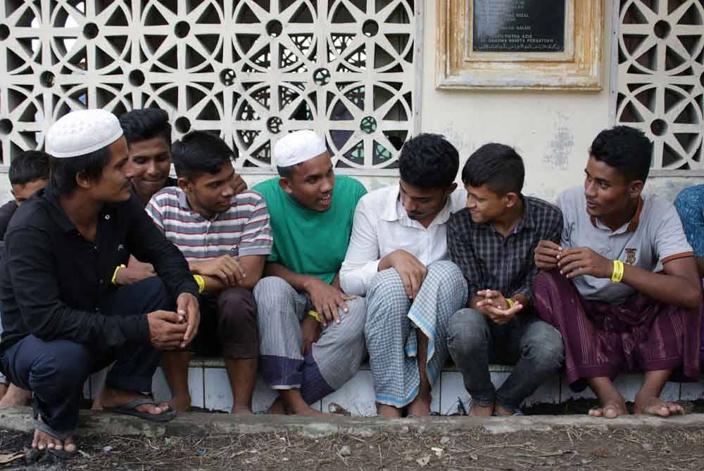 Gambar pada 14 Disember lalu menunjukkan pelarian Rohingya di pusat perlindungan sementara di Lhokseumawe, wilayah Aceh Indonesia. - Foto AFP
