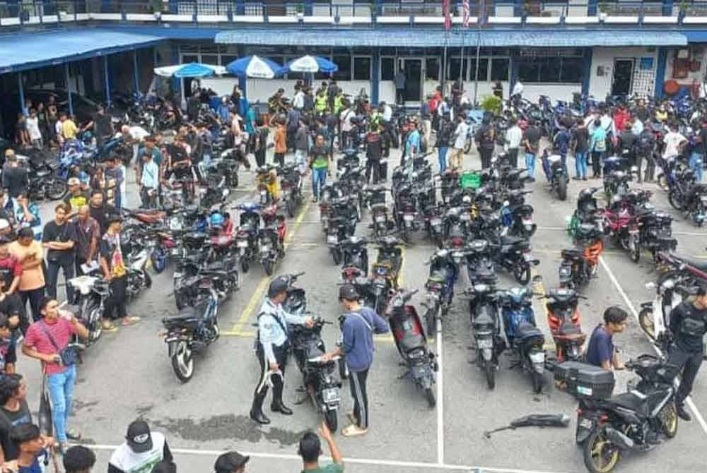 Polis dengan kerjasama Jabatan Alam Sekitar (JAS) melaksanakan pemeriksaan motosikal yang diubah suai ekzos.