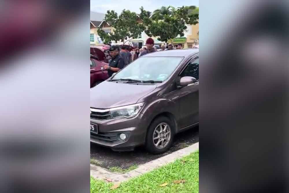 Mayat seorang lelaki yang sudah mengembung dan berbau busuk ditemui dalam sebuah kereta oleh orang ramai di tapak 'car boot sale' Damansara, Kota Damansara, Petaling Jaya, Selangor pada Ahad.