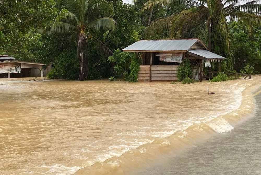 Hujan lebat sejak Ahad menyebabkan kawasan rendah di Rantau Panjang mulai dinaiki air pada Isnin.