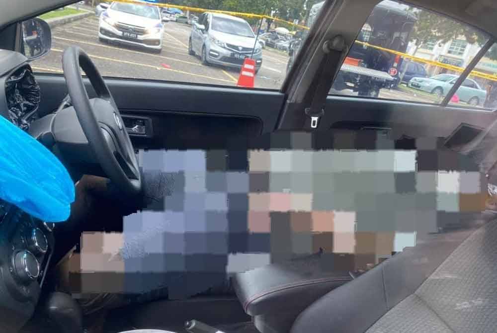 Mayat seorang lelaki yang sudah mengembung dan berbau busuk ditemui dalam sebuah kereta oleh orang ramai di tapak 'car boot sale' Damansara, Kota Damansara, Petaling Jaya, Selangor pada Ahad.