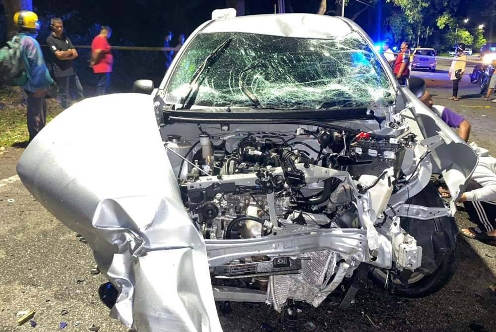 Keadaan kereta Perodua Axia yang dipandu lelaki berusia 25 tahun dalam kejadian kemalangan di Jalan Krubong Permai pada malam Ahad.