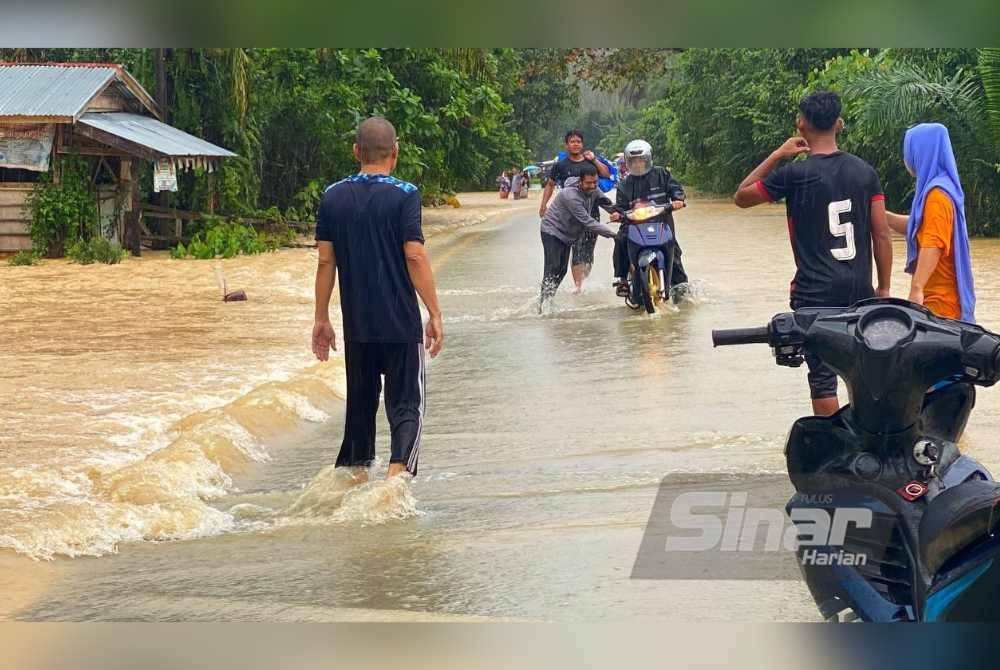 Motosikal penduduk hampir dihanyutkan arus deras di Kampung Bukit Tandak, Rantau Ranjang.