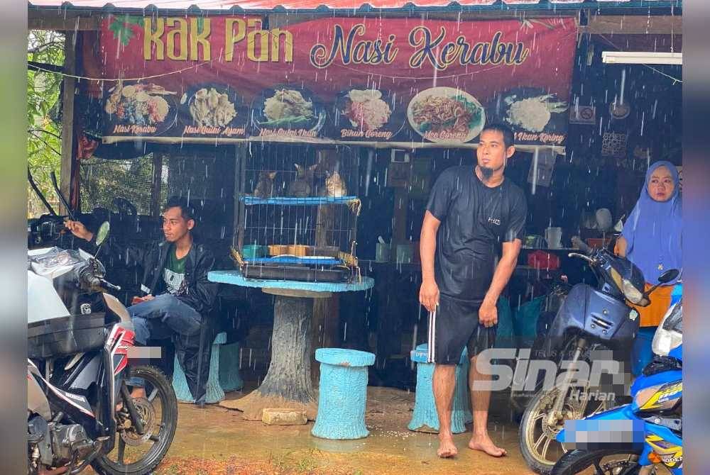Nurisan (kanan) dan suami memilih berpindah awal selepas melihat keadaan cuaca serta paras air yang naik mendadak.