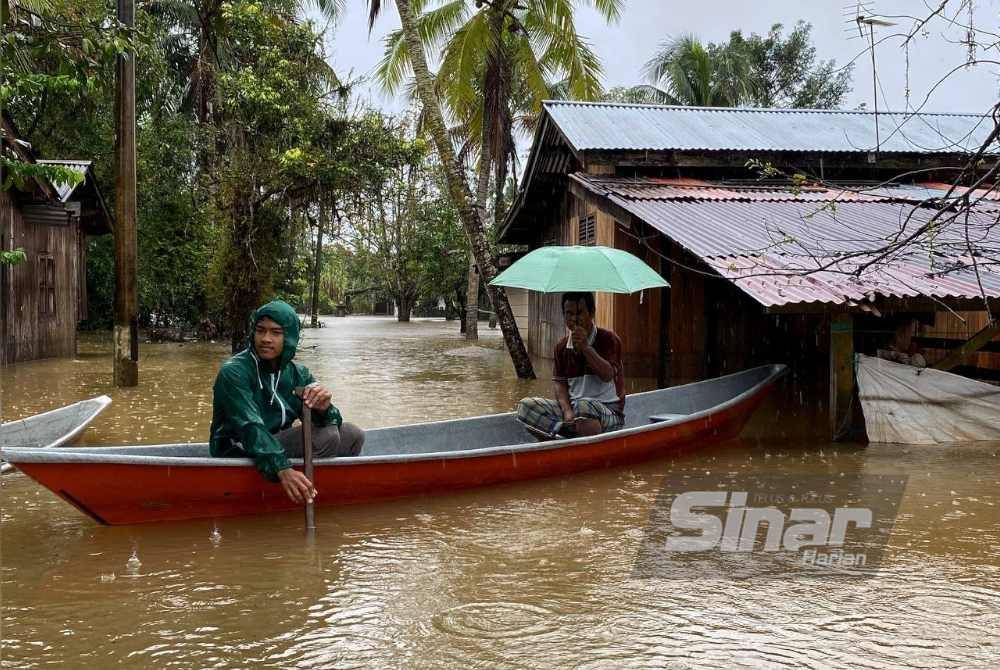 Zakanor di hadapan kawasan kediamannya di Kampung Kubang Kuar, Rantau Panjang.