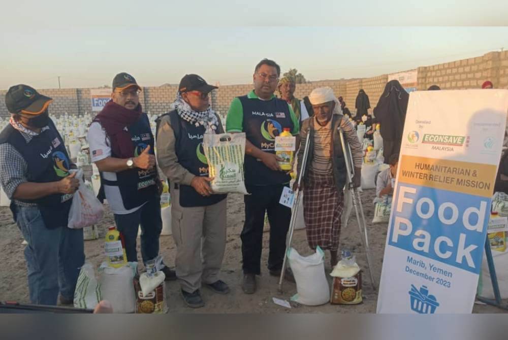 Dari kiri: Penolong Pengurus MyCARE Johor, Mohd Saadon Sulaiman, Rozi, Dr Mohd Zin dan Mas Imran menyerahkan bantuan kepada penerima di Kem Pelarian As-Salam, Marib, Yemen pada Isnin.