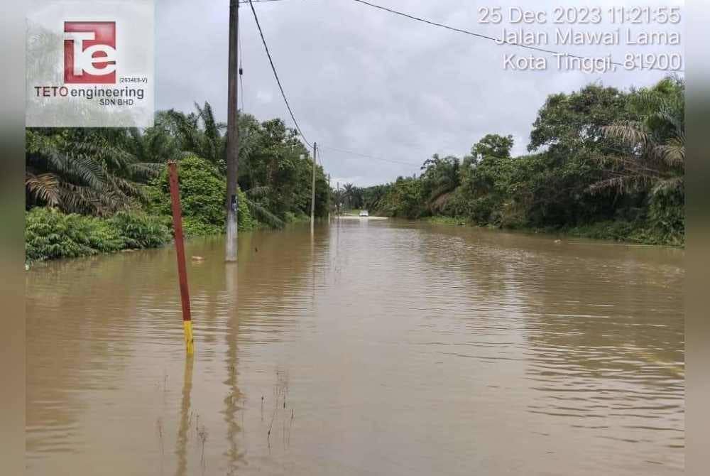 Jalan Mawai Lama yang dinaiki air, susulan hujan lebat sejak pagi Isnin. - Foto FB JKR Kota Tinggi