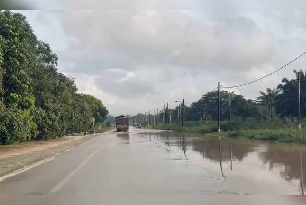Pengguna Jalan Kota Tinggi-Mersing perlu mematuhi arahan yang diberikan bagi mengelakkan kejadian tidak diingini berlaku. - Foto FB JKR Kota Tinggi