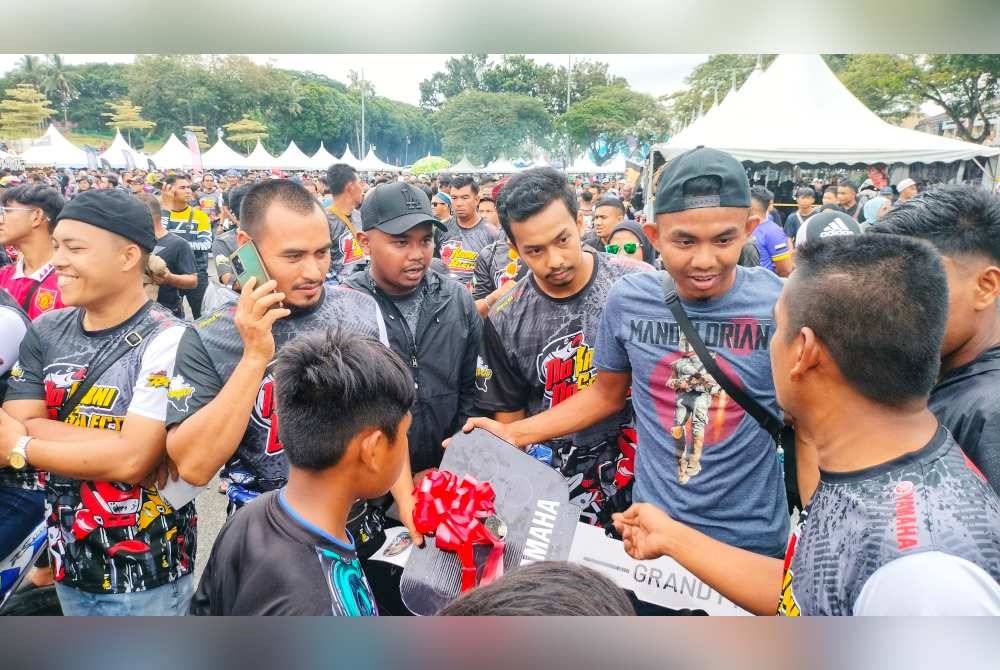 Mohamad Shukri ketika menghubungi keluarganya selepas diumumkan sebagai pemenang hadiah utama.