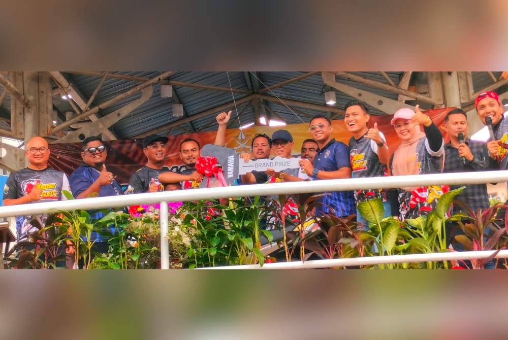 Mohamad Shukri (empat dari kiri) ketika menerima motosikal yang disampaikan Wan Rosdy (enam dari kiri) di Karnival Permohonan Dua Roda Temerloh 2023 pada Ahad.