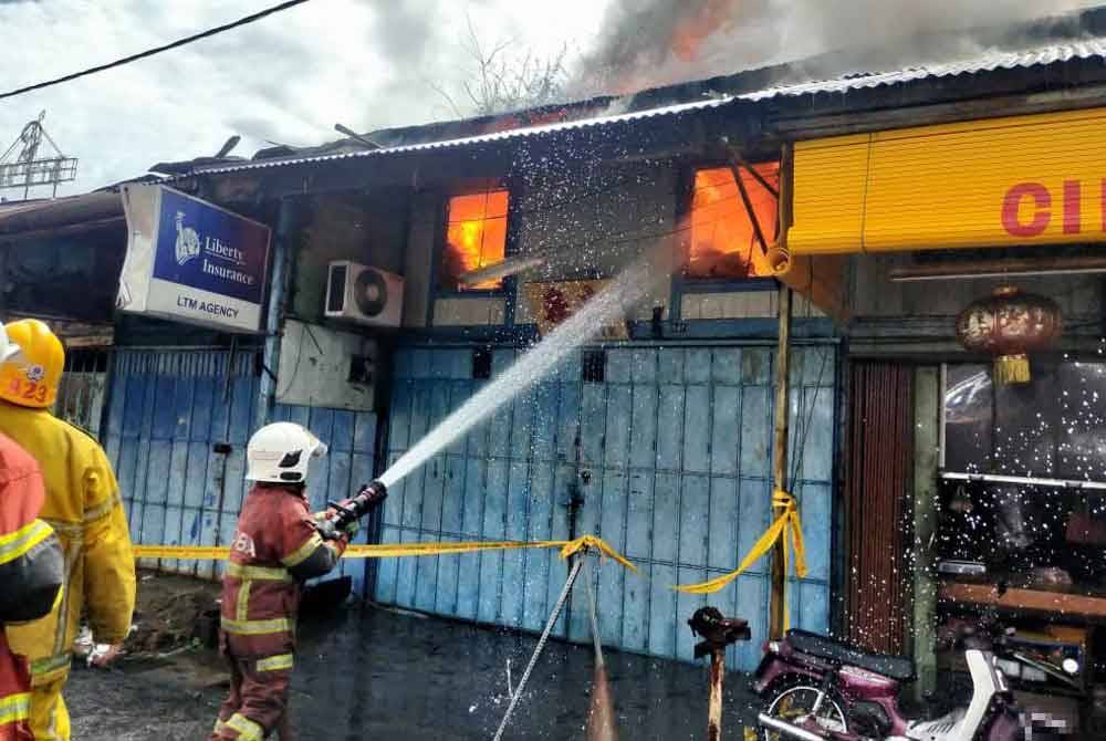 Deretan unit kedai di Jalan Kuala Ketil, pekan lama Sungai Petani kembali terbakar pada Isnin.