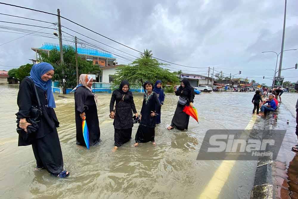 Orang ramai mengambil kesempatan untuk melihat sendiri suasana banjir di Rantau Panjang.