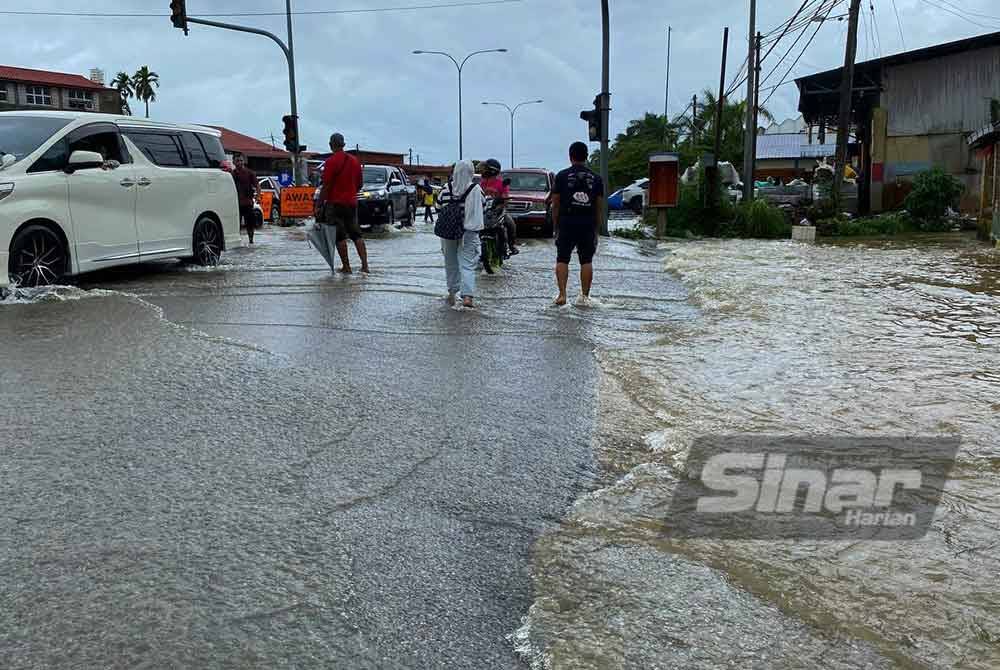 Suasana di sekitar Rantau Panjang yang dipenuhi pengunjung walaupun banjir.