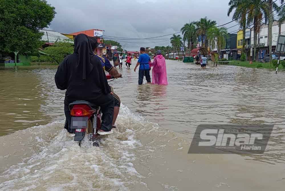 Setiap kali banjir laluan utama menghala ke ICQS Rantau Panjang menjadi lokasi orang ramai bermain air.