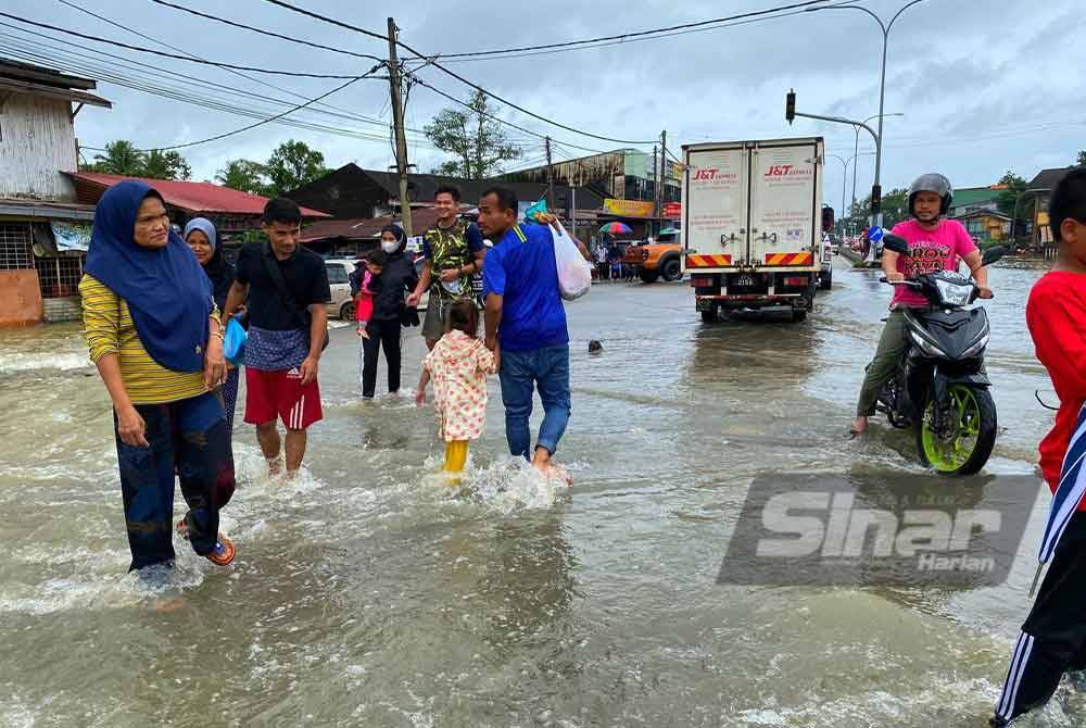 Banjir yang melanda Rantau Panjang menyebabkan orang ramai mengambil kesempatan menyerbu kawasan ini untuk bermain air.