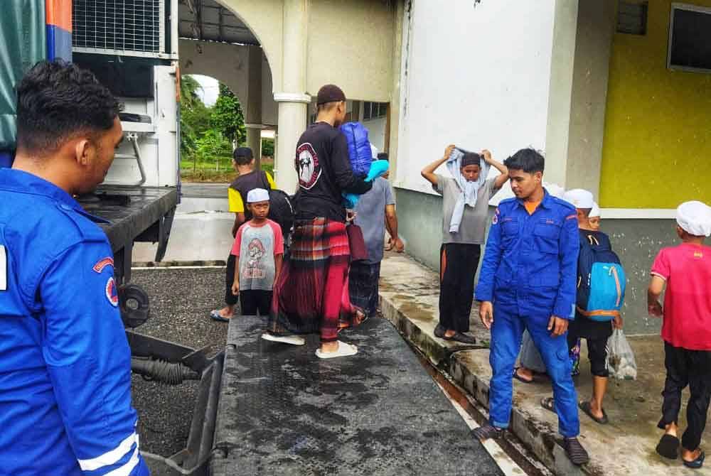 Sebahagian mangsa banjir yang dipindahkan ke PPS di Pahang. Foto Ihsan APM