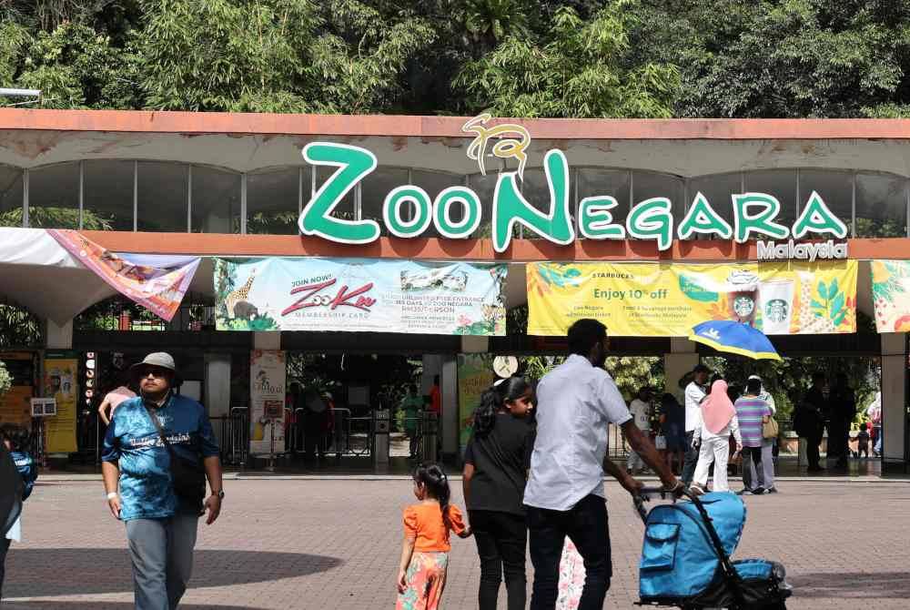 Zoo Negara menjadi tumpuan orang ramai menghabiskan cuti umum. - Foto Bernama
