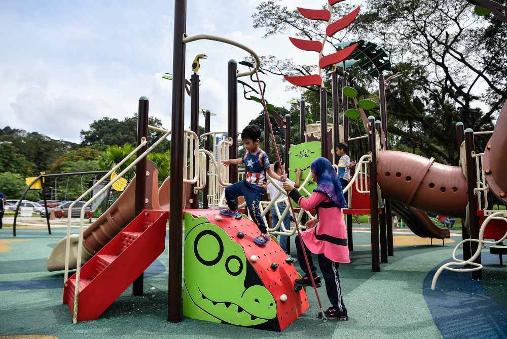 Kanak-kanak gembira ketika dibawa beriadah sempena cuti persekolahan dan cuti umum perayaan Krismas di Taman Botani Perdana. - Foto Bernama