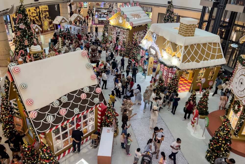Orang ramai mengambil peluang meluangkan masa berkualiti bersama keluarga pada cuti umum sempena perayaan Hari Natal ketika tinjauan di pusat beli-belah Suria KLCC pada Isnin. - Foto Bernama