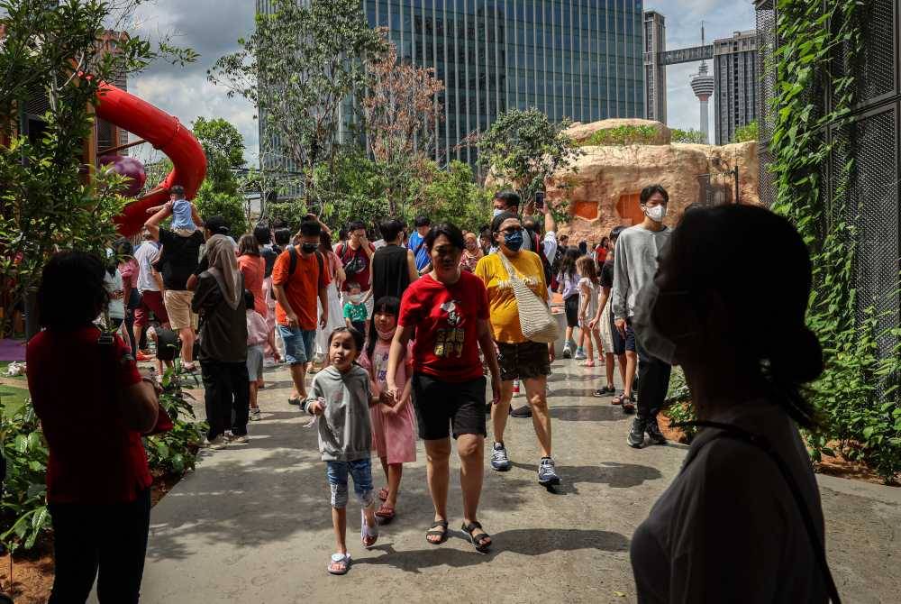 Pusat beli-belah The Exchange TRX turut menjadi tumpuan ramai. - Foto Bernama