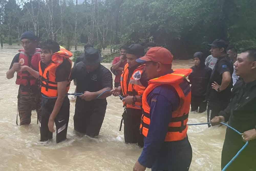 Wan Mohd Wafi (dua dari kiri) berjaya diselamatkan.