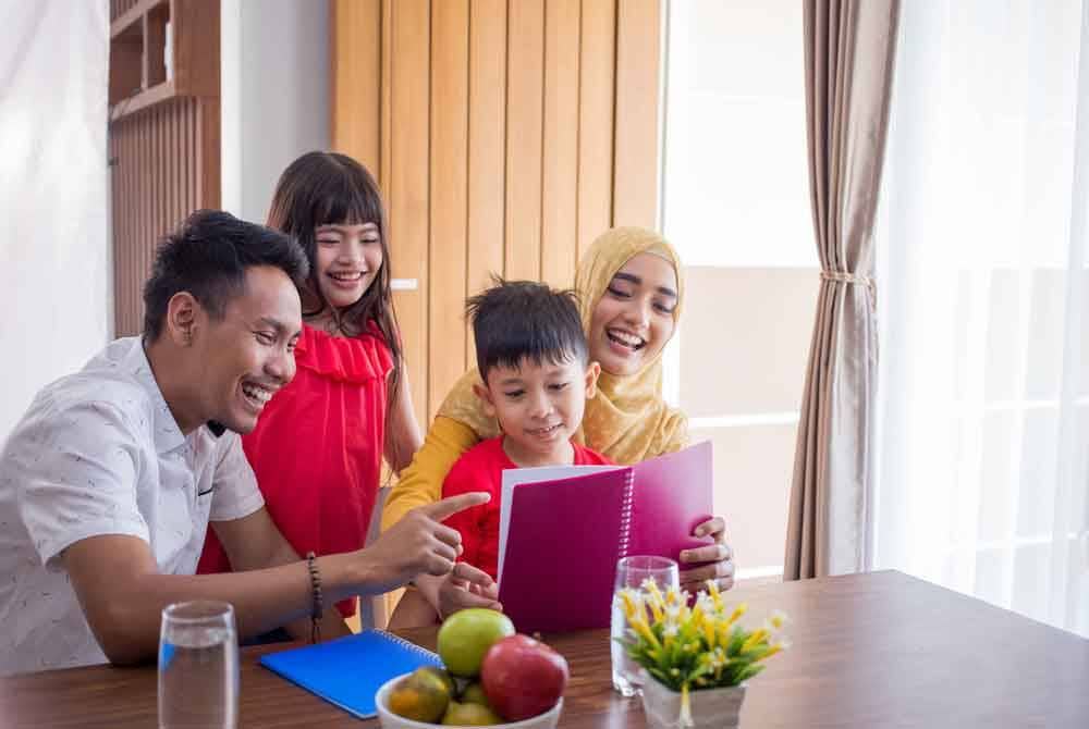 Ibu bapa memainkan peranan penting kerana anak-anak lazimnya mempelajari setiap amalan yang ditunjukkan oleh orang tua mereka. - Foto123RF