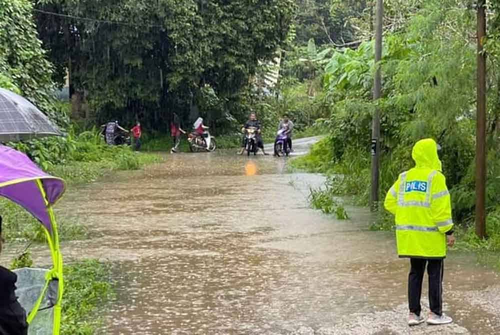 Golongan remaja bermotosikal dinasihatkan untuk tidak mendatangi tempat banjir, seolah berpesta.