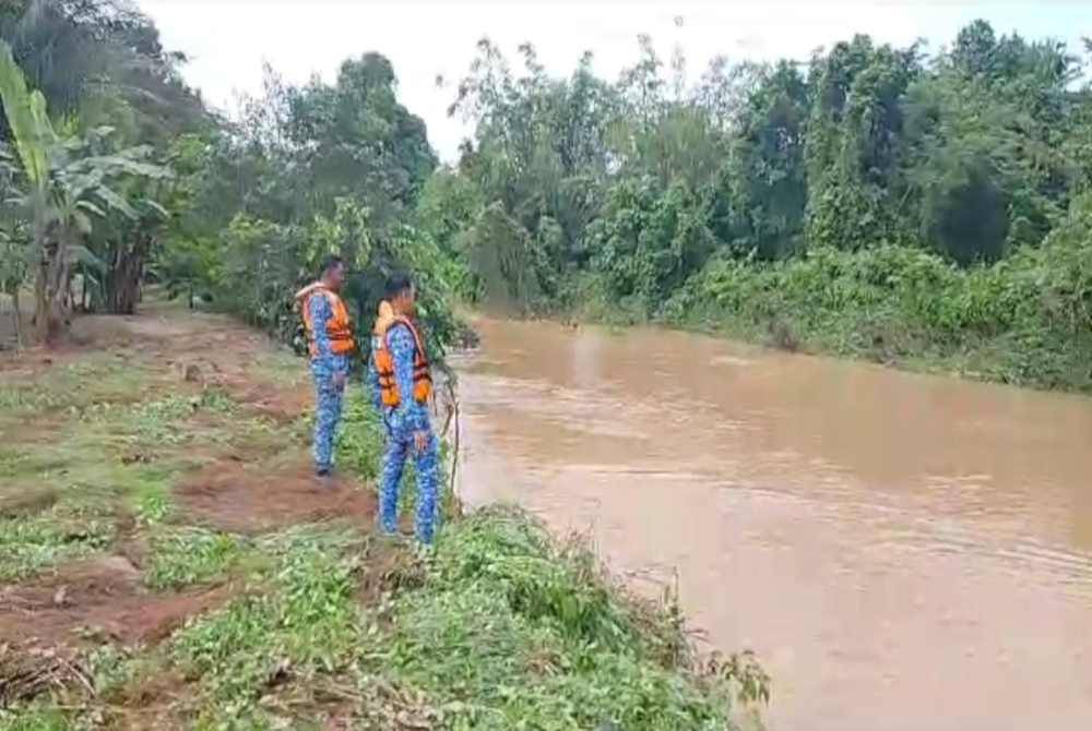 Anggota Angkatan Pertahanan Awam Raub membuat pemantauan paras air sungai Dong, Raub, pada Selasa. - Foto Ihsan APM
