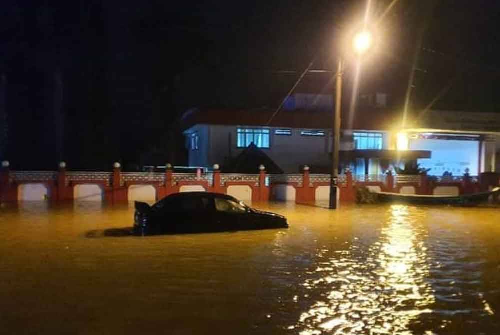 Gambar tular di Balai Bomba Rantau Panjang dinaiki air. - Foto Ihsan pembaca